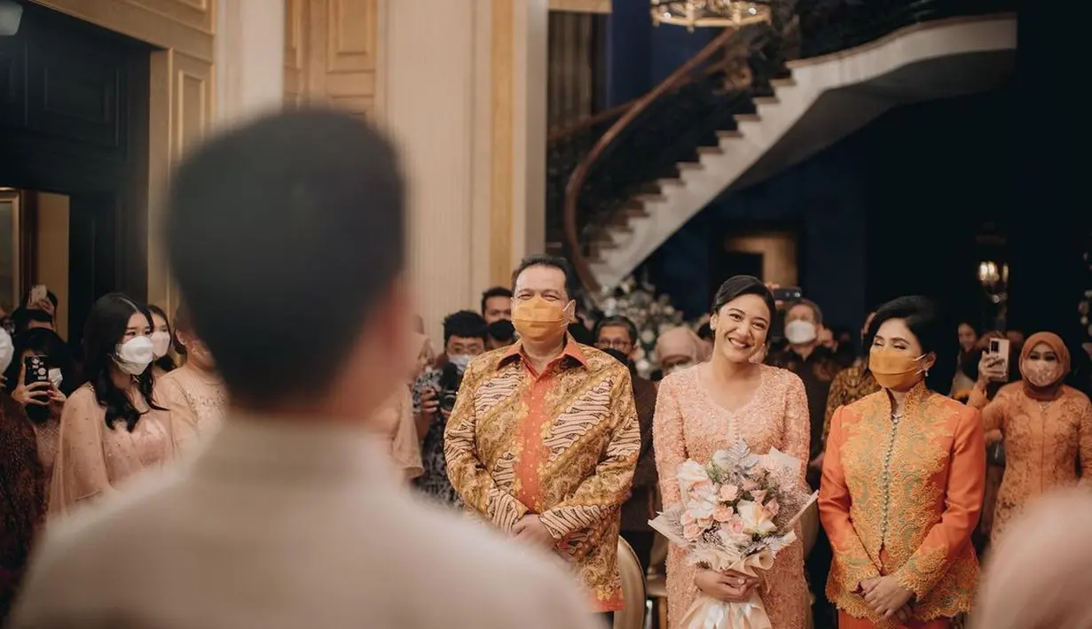 Kebaya panjang dengan yang dipermanis dengan payet, berpadu apik dengan kemegahan kain motif khas Sapto Djodjokartiko. (Instagram/ @Putri Tanjung)