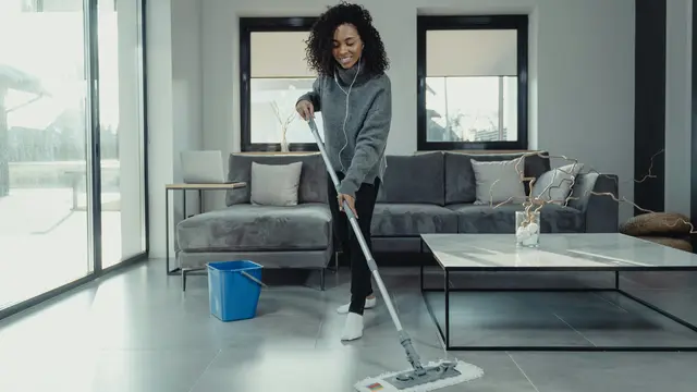 Membersihkan ruangan