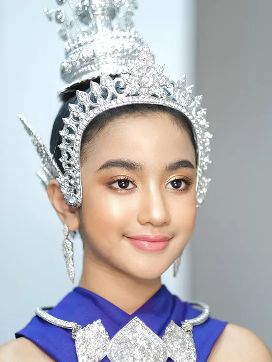 Jenna Norodom banyak membagikan potretnya mengenakan busana tradisional Kamboja dengan riasan etnik modern di akun Facebook-nya. (Foto: Facebook Jenna Norodom)