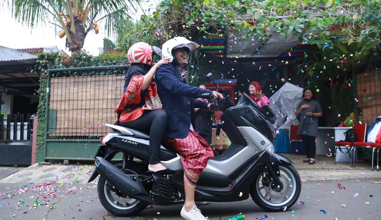 Akad nikah Ria Irawan dengan Mayky Wongkar sempat tertunda, lantaran maskawin pernikahan masih tertinggal. Tepat pukul 09.05 WIB pasangan ini resmi melakukan akad nikah. Berjalan lancar tanpa halangan. (Adrian Putra/Bintang.com)