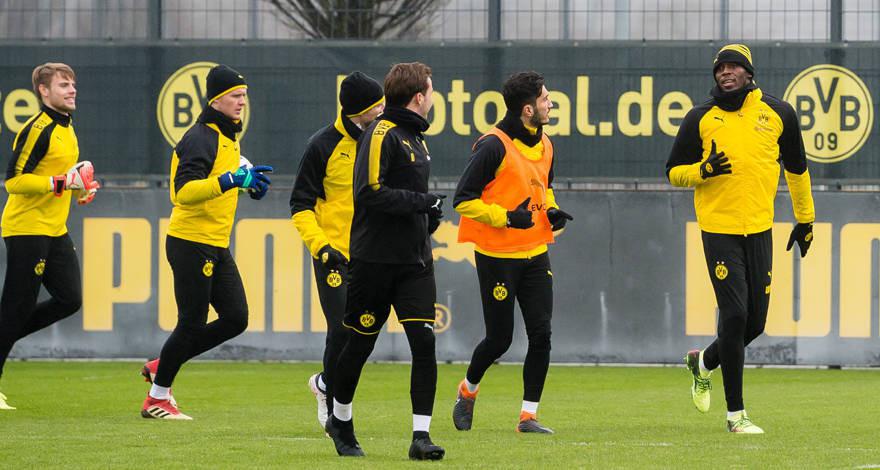 Sesi latihan Borussia Dortmund dikejutkan dengan hadirnya manusia tercepat di bumi, Usain Bolt, yang turut berlatih. (dok. Borussia Dortmund)