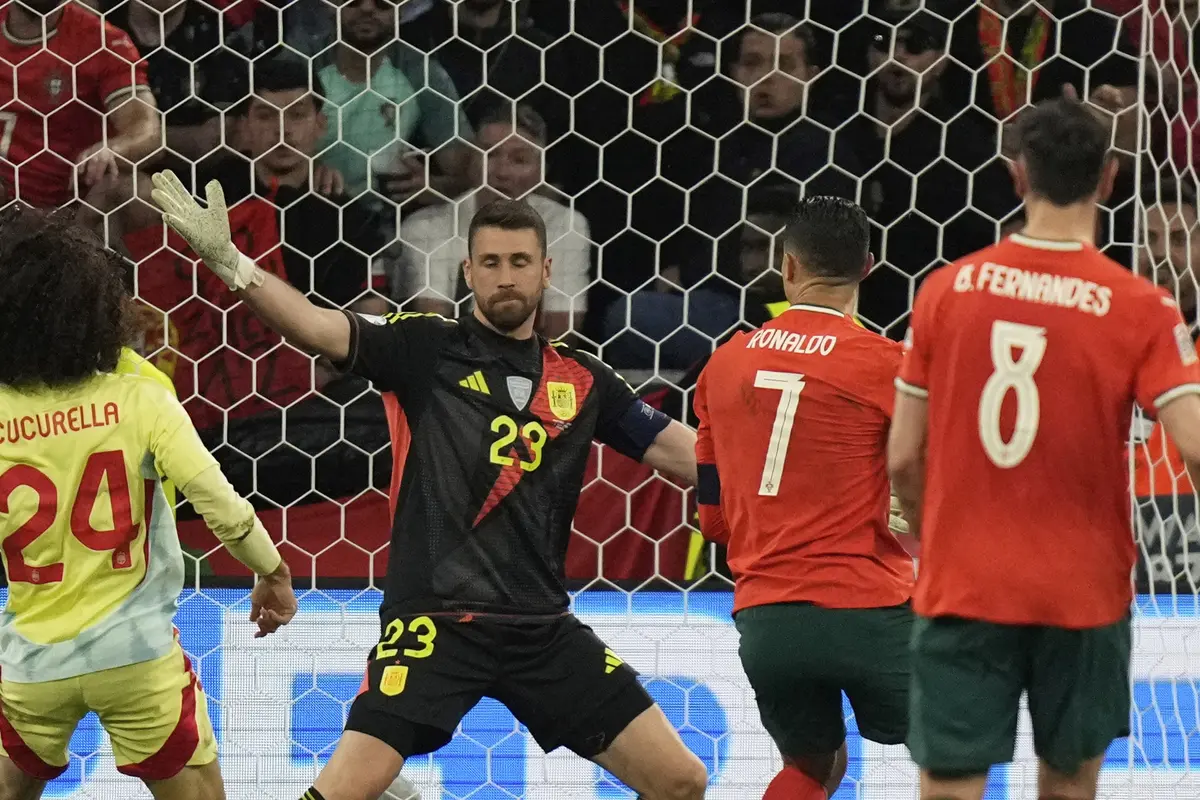 Momen saat Cristiano Ronaldo mencetak gol di laga Portugal vs Spanyol di final UEFA Nations League, Senin (09/06/2025) dini hari WIB. (AP/Matthias Schrader)