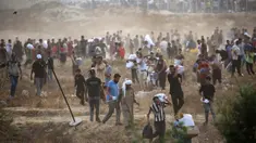 Orang-orang membawa pasokan bantuan dari Gaza Humanitarian Foundation (GHF), sebuah kelompok bantuan swasta yang didukung oleh Amerika Serikat, di Jalur Gaza Tengah pada 8 Juni 2025. (Eyad BABA/AFP)