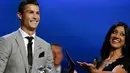Pemain depan Real Madrid, Cristiano Ronaldo meraih penghargaan Penyerang Terbaik Liga Champions di Grimaldi Forum, Monaco (24/8). (AP Photo/Claude Paris)