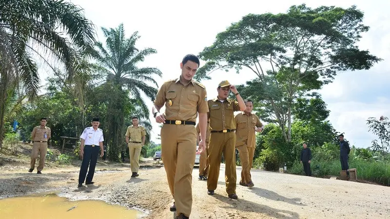 Zumi Zola Tinjau Jalan Rusak