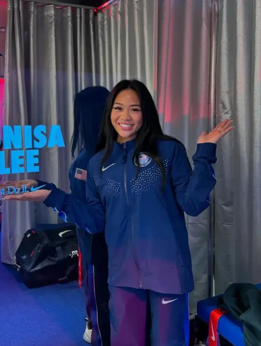 Lipstik glossy warna bibir pun berkali-kali dikenakan olehnya. Dan tetap membuat wajahnya bersinar dengan rambut panjang terurai hitam tanpa poni. [@sunisalee]