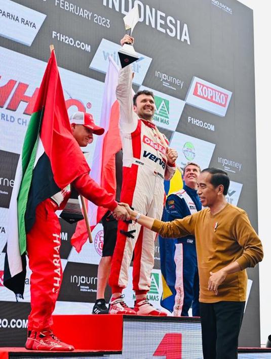 Presiden Joko Widodo atau Jokowi menyerahkan trofi juara kepada pemenang pada ajang balap perahu F1H2O/Powerboat di Pelabuhan Muliaraja Napitupulu Balige, Kabupaten Toba, Provinsi Sumatra Utara, Minggu (26/2/2023). Sami Seliö dari tim Sharjah harus puas finis di posisi kedua. (Foto: Laily Rachev - Biro Pers Sekretariat Presiden)