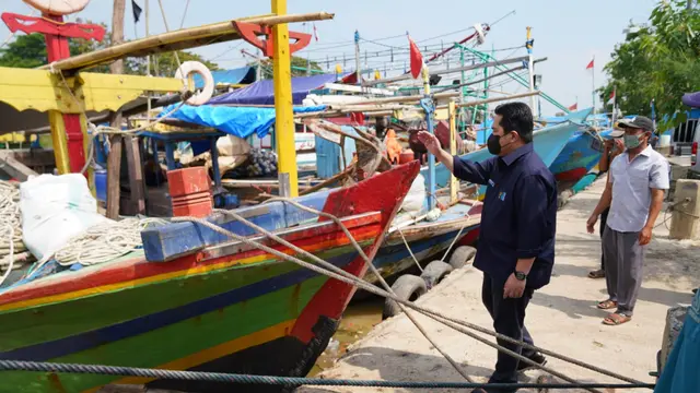 Menteri BUMN, Erick Thohir saat menyambangi kampung nelayan di Blanakan, Subang, Jawa Barat, Sabtu (28/8).