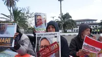 Aliansi Mahasiswa Bandung Raya menggelar aksi unjuk rasa agar aktivis Ratna Sarumpaet meminta maaf atas hoaks yang diperbuatnya. (Huyogo Simbolon)