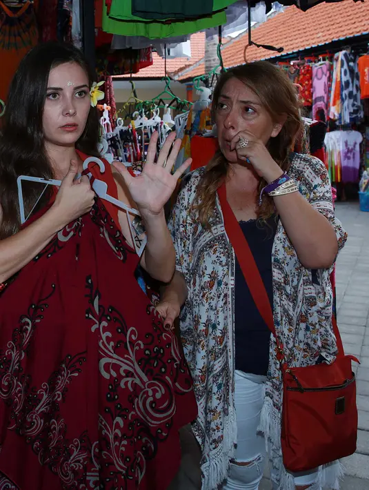 Tidak hanya sibuk berlibur, Gulcin Toncuk (Zaynep/Zaenab) di temani sang ibunda tak lupa memborong oleh-oleh khas Bali. (Deki Prayoga/Bintang.com)