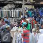 Suasana aktivitas keramaian perdagangan di depan gedung Pasar Senen pasca kebakaran, Jakarta, Minggu (22/1). Karena akhir pekan pengunjung justru tumpah ruah di Pasar Senen untuk memilah baju bekas. (Liputan6.com/Helmi Affandi)