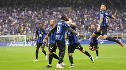 Pemain Inter Milan merayakan gol yang dicetak oleh Henrikh Mkhitaryan ke gawang AC Milan pada laga Liga Italia di Stadion di Giuseppe Meazza, Milan, Sabtu, (16/9/2023). Dengan hasil ini, berarti Inter sukses melanjutkan dominasi mereka atas Milan. Inter tercatat selalu menang dalam lima pertemuan terakhir dengan Milan di semua ajang. (AP Photo/Antonio Calanni)