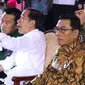 Presiden RI, Joko Widodo (tengah) berbincang bersama Menpora Imam Nahrawi jelang menyaksikan laga atlet para powerlifting Indonesia di kelas Womens Up 73 dan 79kg Asian Para Games 2018 di Jakarta, Rabu (10/10). (Liputan6.com/Helmi Fithriansyah)