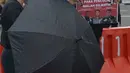 Aktivis HAM menggelar aksi Kamisan di Jakarta, Kamis (6/1/2022). Mereka juga menolak pengangkatan Mayor Jenderal TNI Untung Budiharto menjadi Pangdam Jaya karena rekam jejaknya sebagai anggota Tim Mawar yang menjalankan operasi penculikan para aktivis 1998.  (merdeka.com/Imam Buhori)