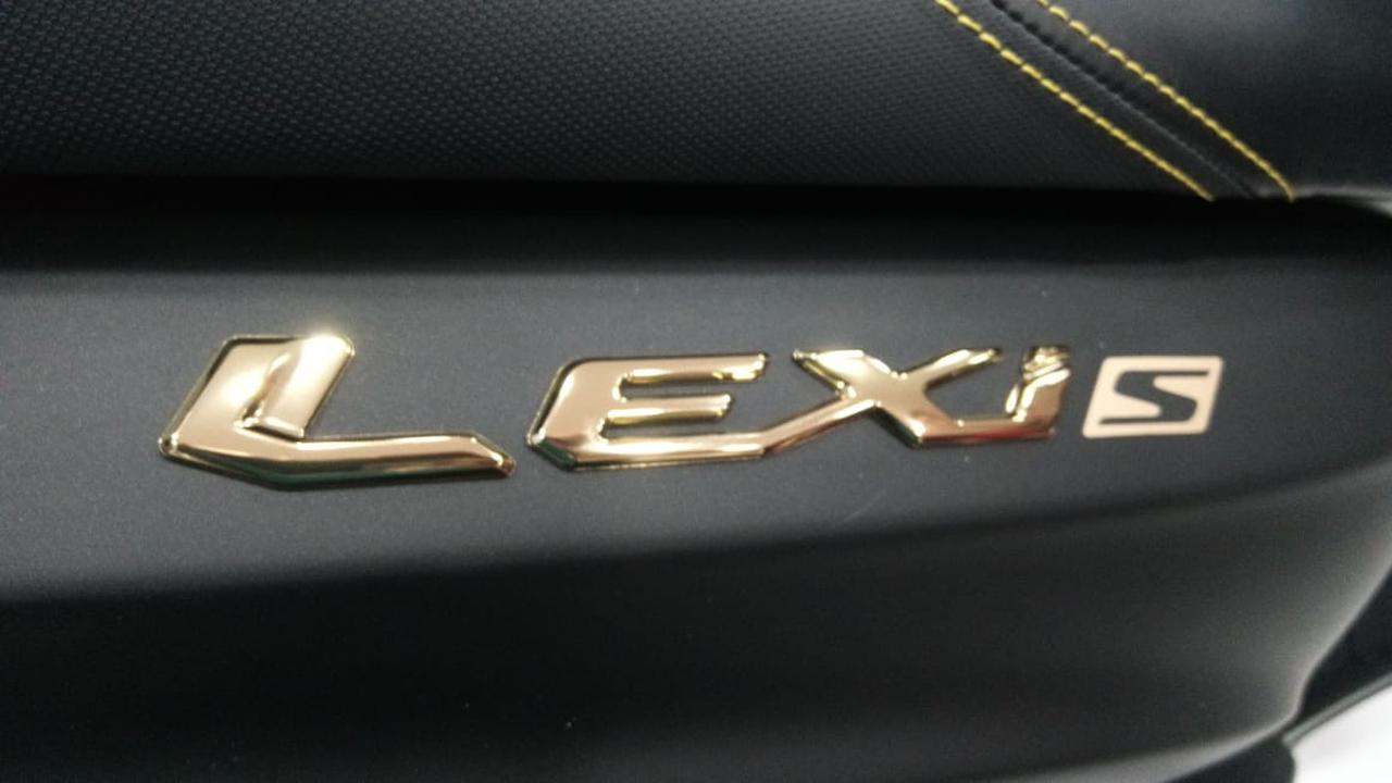 Edisi khusus 'MAXI Signature' tampil dengan warna Matte Black yang merupakan warna iconic (ciri khas) MAXI dan dilengkapi aksen emas.