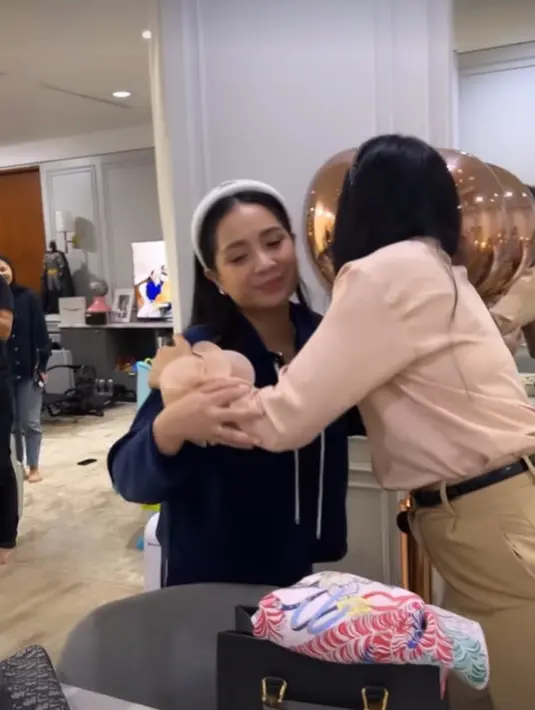 Ogah ribet, Nagita Slavina pilih menata rambutnya dengan bando berwarna putih [@raffinagita1717]