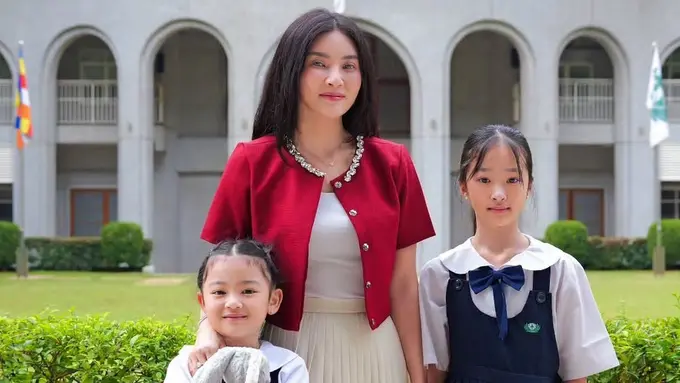 Sarwendah saat ambil raport kedua anaknya di sekolah. [@sarwendah29]