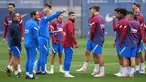 Pelatih interim Barcelona, Sergi Barjuan (kiri) berbicara dengan para pemain dan staf selama sesi latihan menjelang lanjutan Lga Spanyol melawan Deportivo Alaves di Barcelona, Kamis (29/10/2021). Latihan pertama Barcelona usai Ronald Koeman dipecat, dipimpin oleh Sergi Barjuan. (Josep LAGO/AFP)