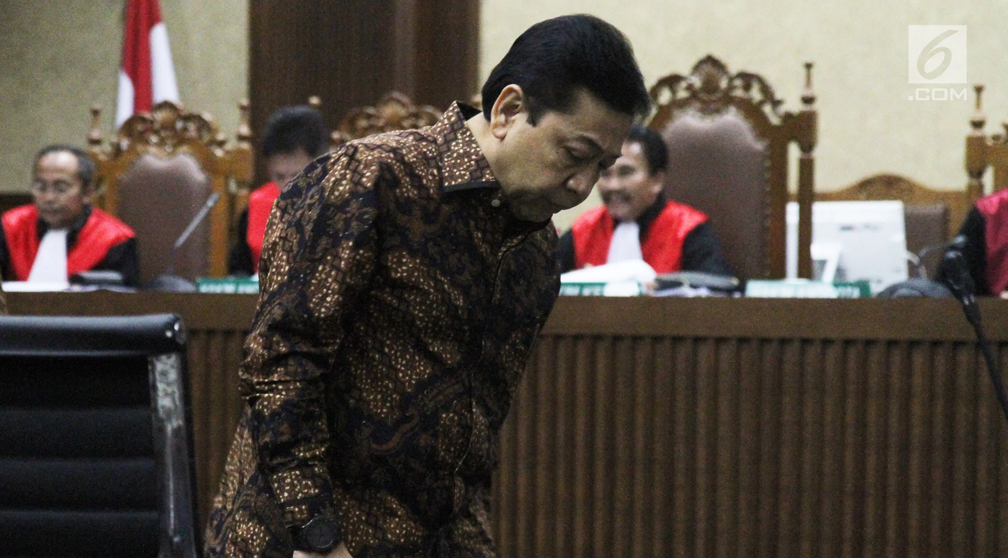 Ketua DPR Setya Novanto saat menghadiri sidang kasus korupsi e-KTP di Pengadilan Tipikor Jakarta, Jumat (3/11). Dalam sidang tersebut, beberapa kali Setnov mengaku lupa saat ditanya hakim maupun jaksa penuntut umum. (Liputan6.com/Helmi Afandi)
