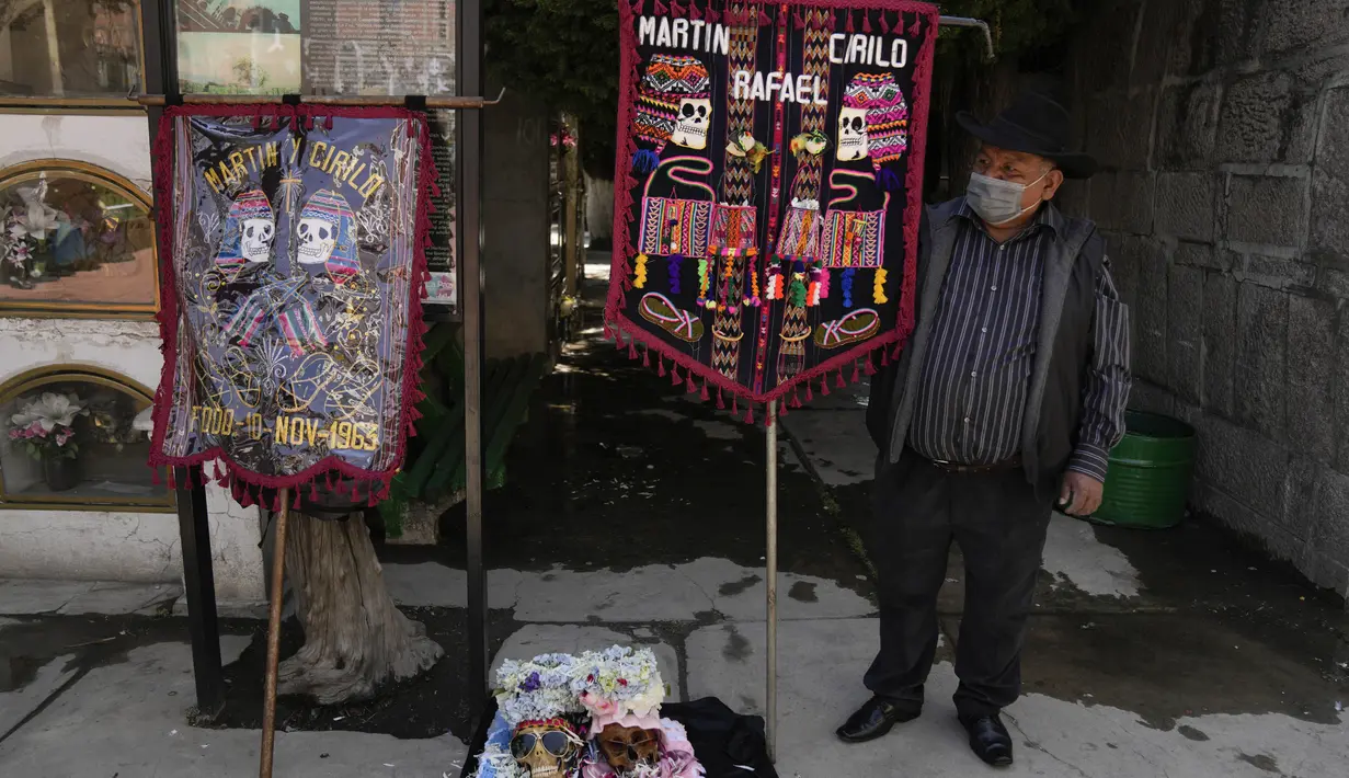 Seseorang berdiri di atas tengkorak manusia yang dihias untuk diberkati oleh seorang imam selama Festival Natitas di Pemakaman Umum di La Paz, Bolivia, Selasa (8/11/2022). Tradisi tahunan ini merayakan kematian di Bolivia dengan tengkorak yang dirawat dan didekorasi oleh mereka yang menggunakannya sebagai jimat untuk perlindungan. (AP Photo/Juan Karita)