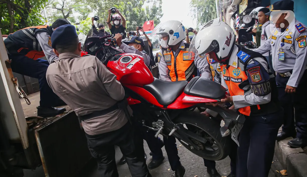 Puluhan personel gabungan dari Suku Dinas Perhubungan Jakarta Selatan, TNI, Polri serta Satpol PP diterjunkan untuk menertibkan para pelanggar yang memarkirkan kendaraannya disembarang tempat. (Liputan6.com/Angga Yuniar)