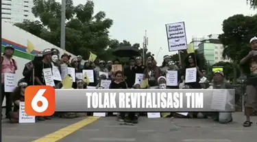 Menolak revitalisasi Taman Ismail Marzuki (TIM), puluhan seniman menggelar aksi bisu dan teaterikal di trotoar pada Jumat petang. Revitalisasi ditolak karena TIM yang merupakan rumah seniman hendak disulap menjadi tempat komersial oleh Pemda DKI Jaka...