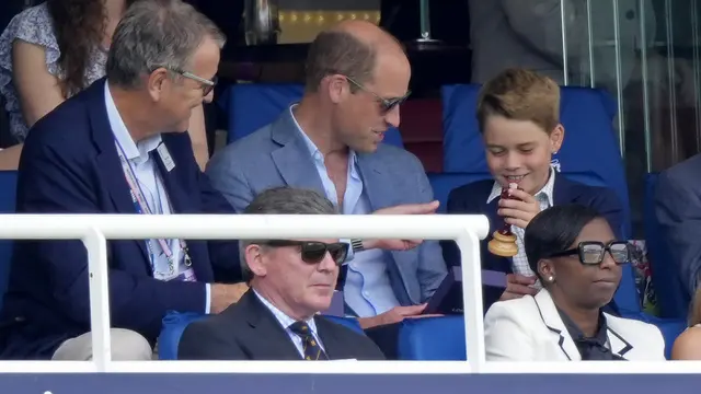Pangeran George dan Pangeran William nonton pertandingan kriket, 1 Juli 2023. (AP Photo/Kirsty Wigglesworth)