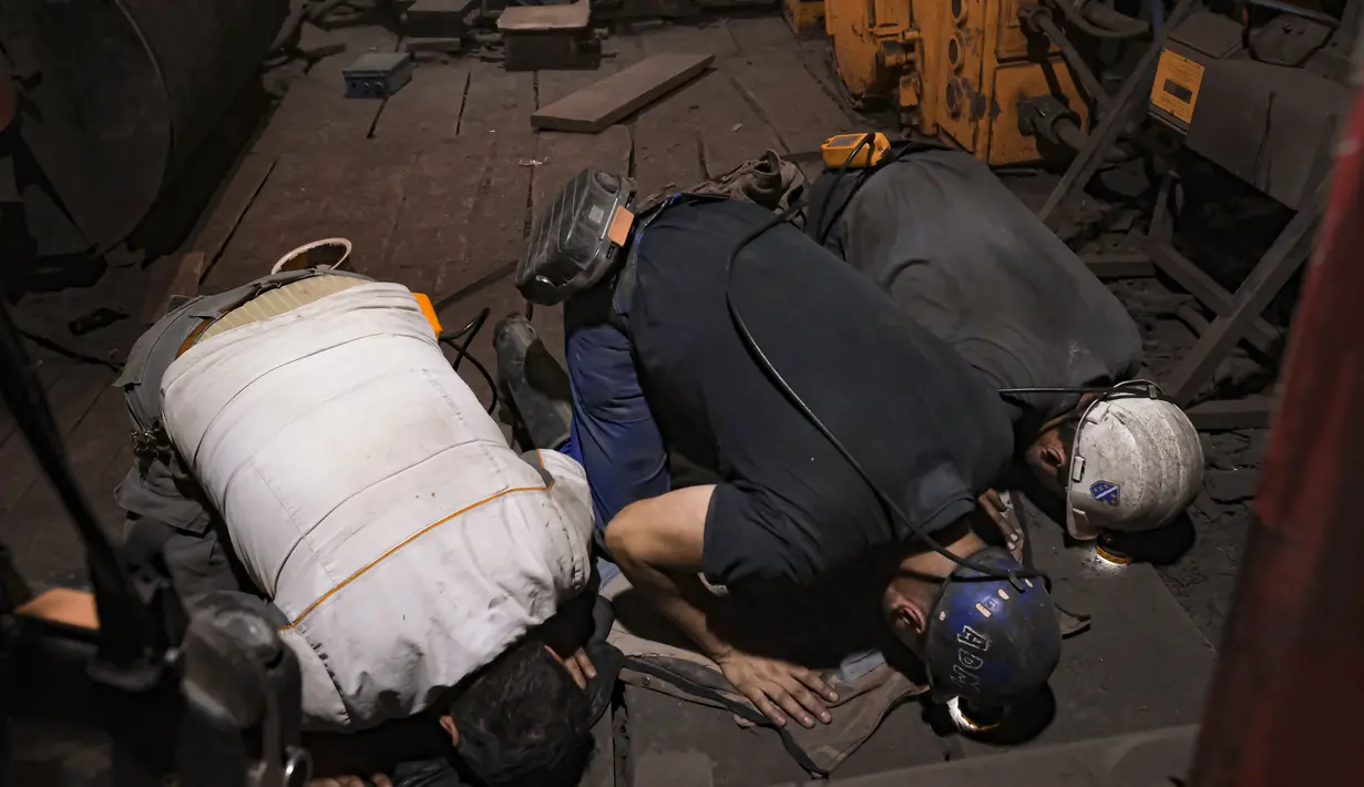 Penambang batu bara melaksanakan sholat setelah berbuka puasa di bawah tanah di sebuah tambang di Zenica, Bosnia, (29/4/2021). Setelah berbuka, salah satu penambang mengeluarkan panggilan untuk sholat dan para pria dibagi menjadi dua atau tiga kelompok sebelumnya. (AP Photo/Kemal Softic)