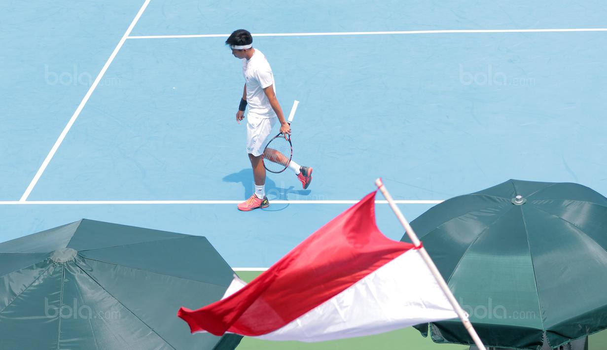 Petenis Indonesia David Agung Susanto berjalan gontai usai kalah dari petenis Filipina, Alberto Lim pada Piala Davis 2018 grup dua Asia/Oceania di Senayan, Jakarta, Sabtu (4/2/2018). Alberto menang 6-3, 6-4. (Bola.com/Nick Hanoatubun)