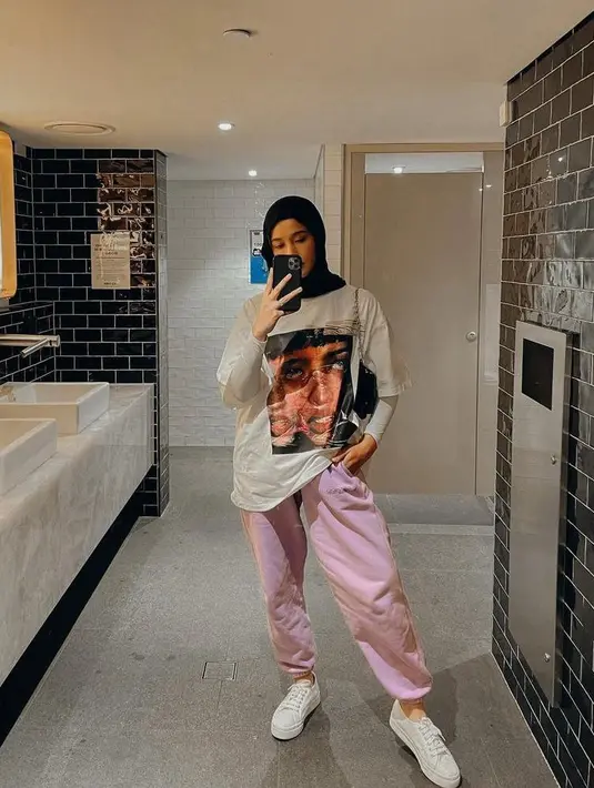 Untuk hangout, kamu bisa sontek gaya kasual influencer Ana Octarina berikut ini. Padukan oversized t-shirt dengan jogger pants warna pink. (Instagram/anaoctarina),