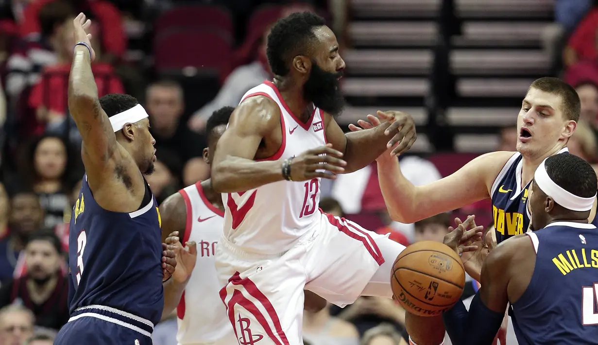 Pebasket Houston Rockets, James Harden, berusaha melewati pemain Denver Nuggets pada laga NBA di Toyota Center, Selasa (8/1). Houston Rockets menang 125-113 atas Denver Nuggets. (AP/Michael Wyke)