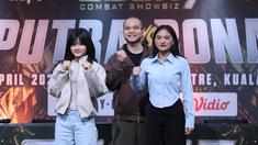 Presiden Byon, Yoshua Marcellos Muliardo bersama petarung putri Winona Karamoy dan Emmabel Cassandra saat Face off sekaligus jumpa pers Byon Combat Showbiz Vol.7 di SCTV Tower, Jakarta, Kamis (12/3/2026). (Bola.com/M Iqbal Ichsan)
