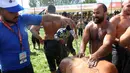 Pegulat Pehlivan disirami minyak sebagai persiapan untuk berkompetisi dalam turnamen Karrestcek Oil Wrestling ke-25 di Ankara (15/9/2019). Gulat minyak ini oleh Altındag Municipality. (AFP Photo/Adem Altan)