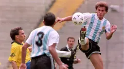 Oscar Ruggeri. Eks bek tengah berusia 60 tahun yang pensiun pada Januari 1998 bersama Lanus ini tercatat total mengoleksi 16 caps bersama Argentina di ajang Piala Dunia. Jumlah tersebut dicatatkannya dalam 3 edisi Piala Dunia, yaitu mulai 1986 hingga 1994. Prestasi terbaiknya saat membawa Argntina menjadi juara pada edisi 1986 di Meksiko setelah menang 3-2 atas Jerman di partai final. (AFP/Daniel Garcia)