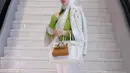 Cantiknya Syahrini mengenakan outfit hijau yang ia padukan dengan outer, hijab, dan celana panjang putih. Tak lupa sunglasses dan tas Hermesnya yang serasi. [Foto: Instagram/princessyahrini]