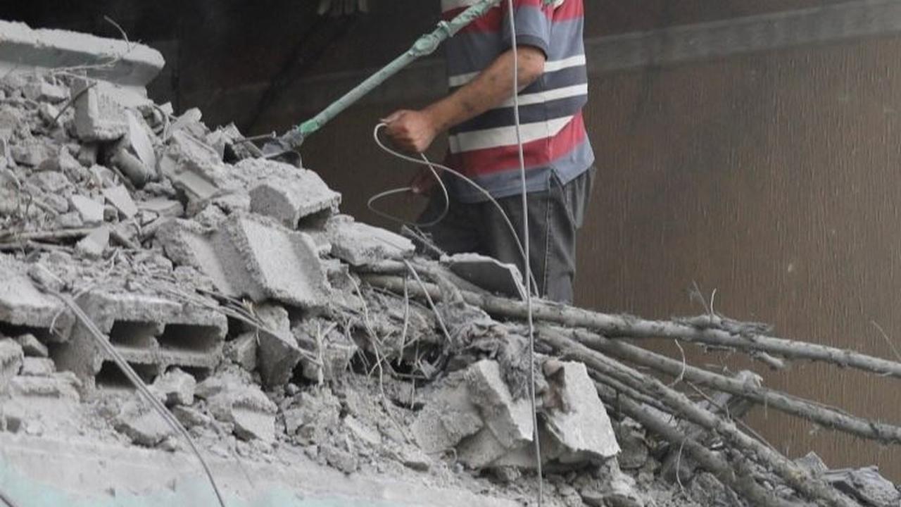 Pasukan Israel melancarkan serangan di sebuah lingkungan tempat tinggal di Nuseirat, tempat Hamas menyandera para sandera di dua blok apartemen terpisah. Foto: Reuters