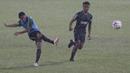Pemain Timnas Indonesia, Evan Dimas, mengirim umpan saat latihan di Stadion Madya Senayan, Jakarta, Selasa (22/11). Latihan ini persiapan jelang laga Piala AFF 2018 melawan Filipina. (Bola.com/Yoppy Renato)