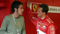 Momen Valentino Rossi (kiri) berbincang dengan legenda F1, Michael Schumacher. (Crash)