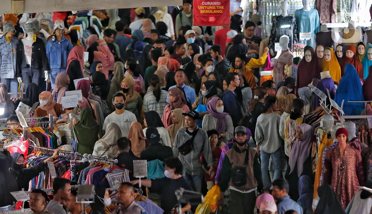 Tampak sejumlah pengunjung tengah memilih berbagai jenis pakai dewasa hingga anak-anak serta sejumlah kebutuhan lain untuk merayakan lebaran tahun ini. (Liputan6.com/Angga Yuniar)
