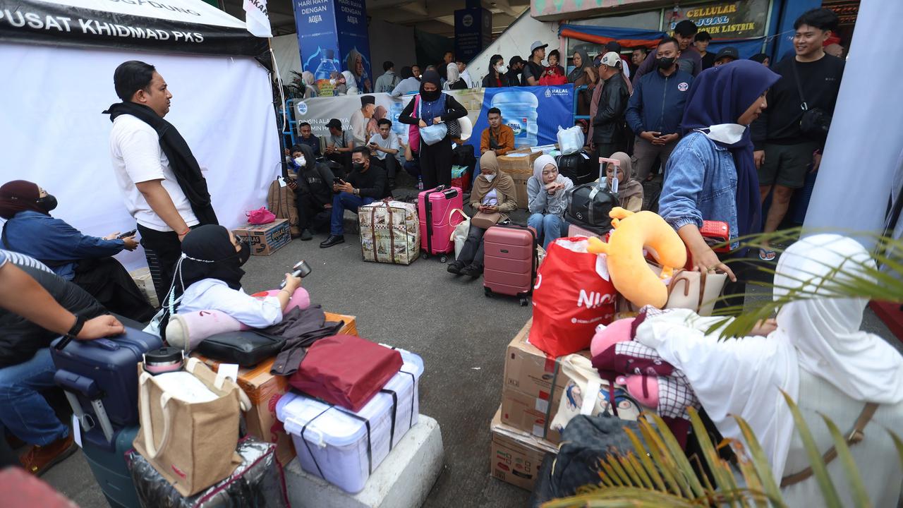 FOTO: Pemudik Padati Terminal Kampung Rambutan Menjelang Lebaran