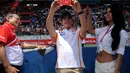 Juara Dunia MotoGP 2013 dan 2014, Marc Marquez (tengah) memotret para penggemarnya saat berlangsungnya acara Meet & Greet di Sirkuit Sentul, Bogor, (21/10/2014). (Liputan6.com/Helmi Fithriansyah)