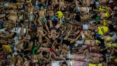 Narapidana tidur di lapangan basket terbuka di penjara Quezon City di Manila, Filipina, 19 Juli 2016. Sejak dibangun enam dekade lalu sudah terdapat 3.800 narapidana yang mendekam dibalik jeruji rutan yang diperuntukan bagi 800 orang itu. (Noel Celis/AFP)