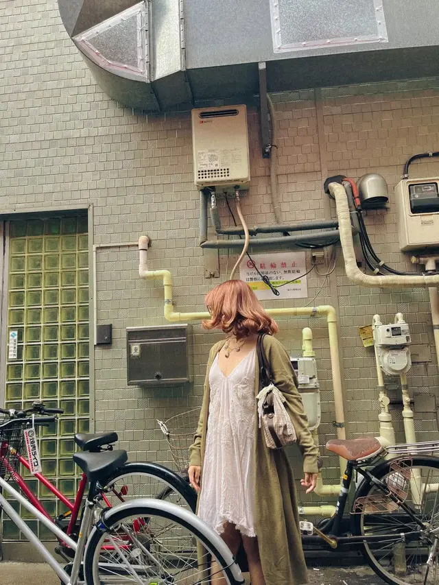 Dreamy Honeymoon di Negeri Sakura, 6 Potret Gaya Vintage Puitis Nadin Amizah di Jepang