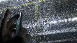 Kondisi kaca pecah pada sebuah bus yang mengangkut wartawan peliput Olimpiade 2016 Rio de Janeiro akibat terkena peluru nyasar. (Reuters/Shannon Stapleton)