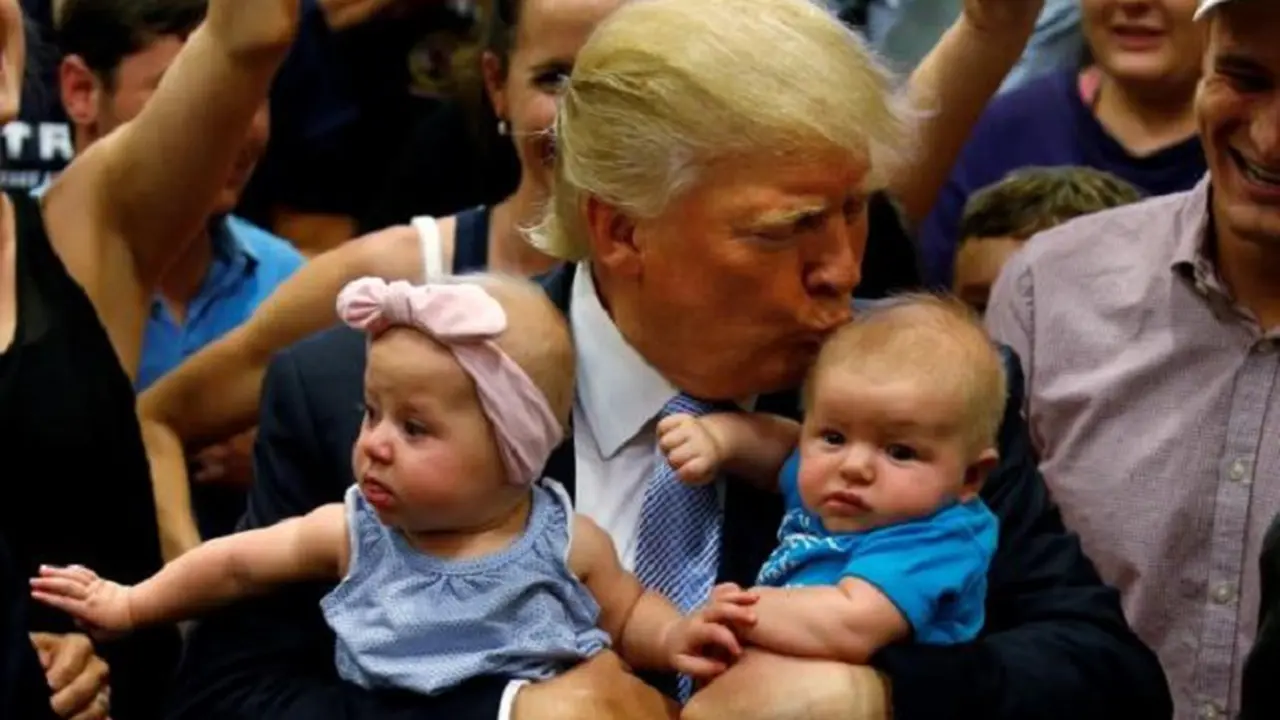 Donald Trump berfoto bersama bayi dalam sebuah kampanye