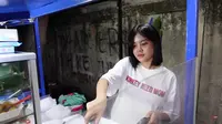 8 Potret Melati Sesilia Eks JKT48 saat Jualan Nasi Bakar, Makin Cekatan Usai Viral (Sumber: YouTube/Boengkoes)