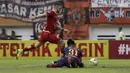 Striker Persija Jakarta, Marko Simic, berebut bola dengan kiper Borneo FC pada laga Shopee Liga 1 di Stadion Wibawa Mukti, Bekasi, Senin (11/11). Persija menang 4-2 atas Borneo. (Bola.com/Yoppy Renato)