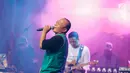 Aksi Rapper Iwa K saat menggelar konser Batman Kasarung di The Pallas, SCBD, Jakarta, Selasa (4/4). Dalam penampilannya Iwa K sukses membuat semua orang ikut bernyanyi bersama dirinya. (Liputan6.com/Faizal Fanani)