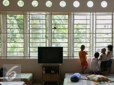 Anak-anak bermain di rumah singgah Yayasan Kasih Anak Kanker Indonesia, Jakarta, Senin (15/2). Setiap hari 700 anak terdiagnosis kanker Hal ini menunjukkan kanker sebagai penyebab utama kematian pada anak di dunia. (Liputan6.com/Faizal Fanani)