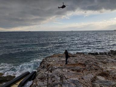 Penjaga pantai Yunani melakukan operasi pencarian dan penyelamatan di lepas pantai Pulau Lesbos pada 6 Februari 2023. Sebuah kapal yang membawa migran dari negara tetangga Turki tenggelam di lepas pantai. (Handout/Hellenic Coast Guard/AFP)